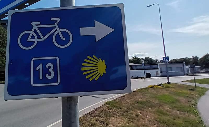 Uliczny znak rowerowy z logo Drogi Św. Jakuba