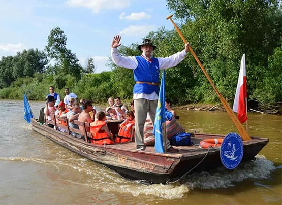 Turyści na galarze ulansowkim po rzece San a na jego czele Retman z Bractwa Flisackiego